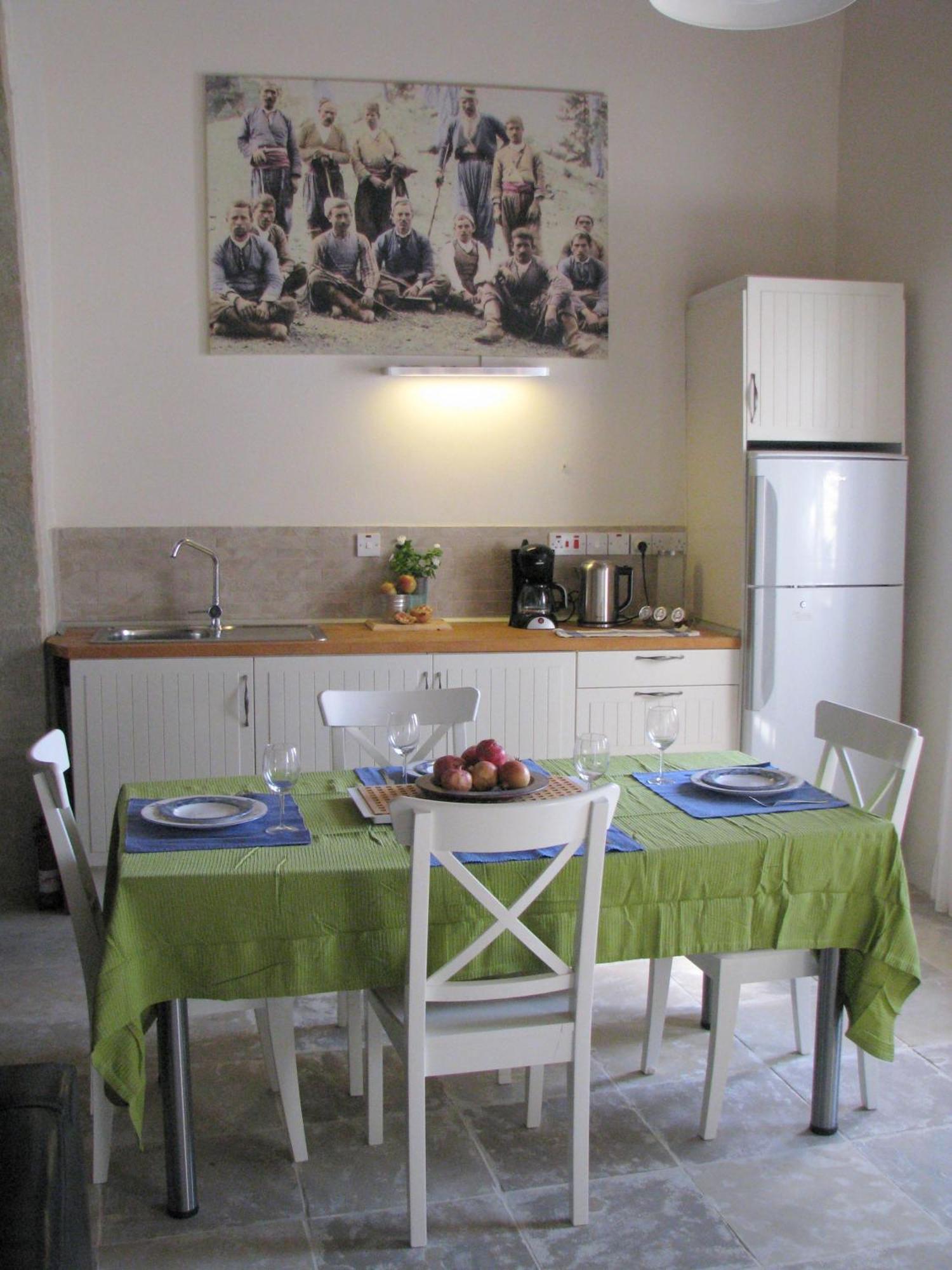 Dolphin Guest House And Studios Tochni Room photo