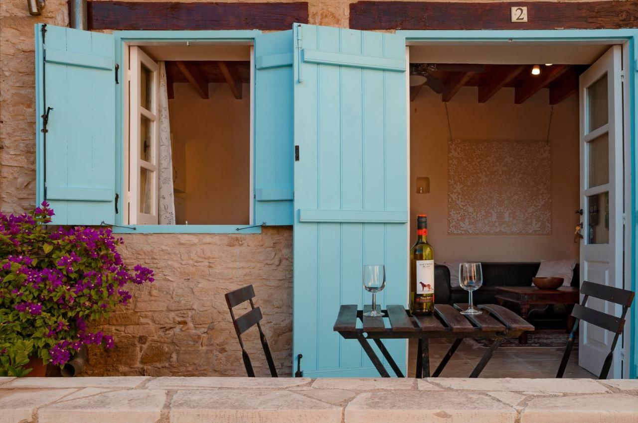 Dolphin Guest House And Studios Tochni Exterior photo